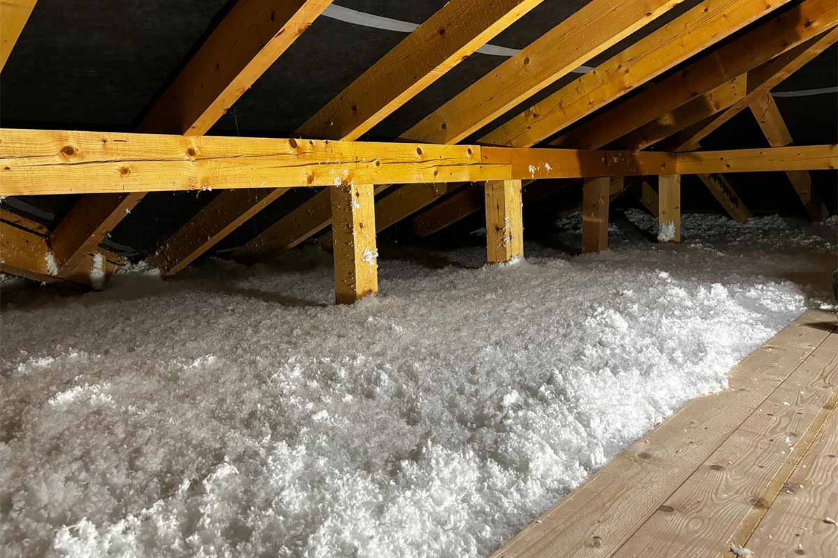 Zateplenie podkrovia domu firmou Axa Property pomocou fúkanej izolácie Supafil
