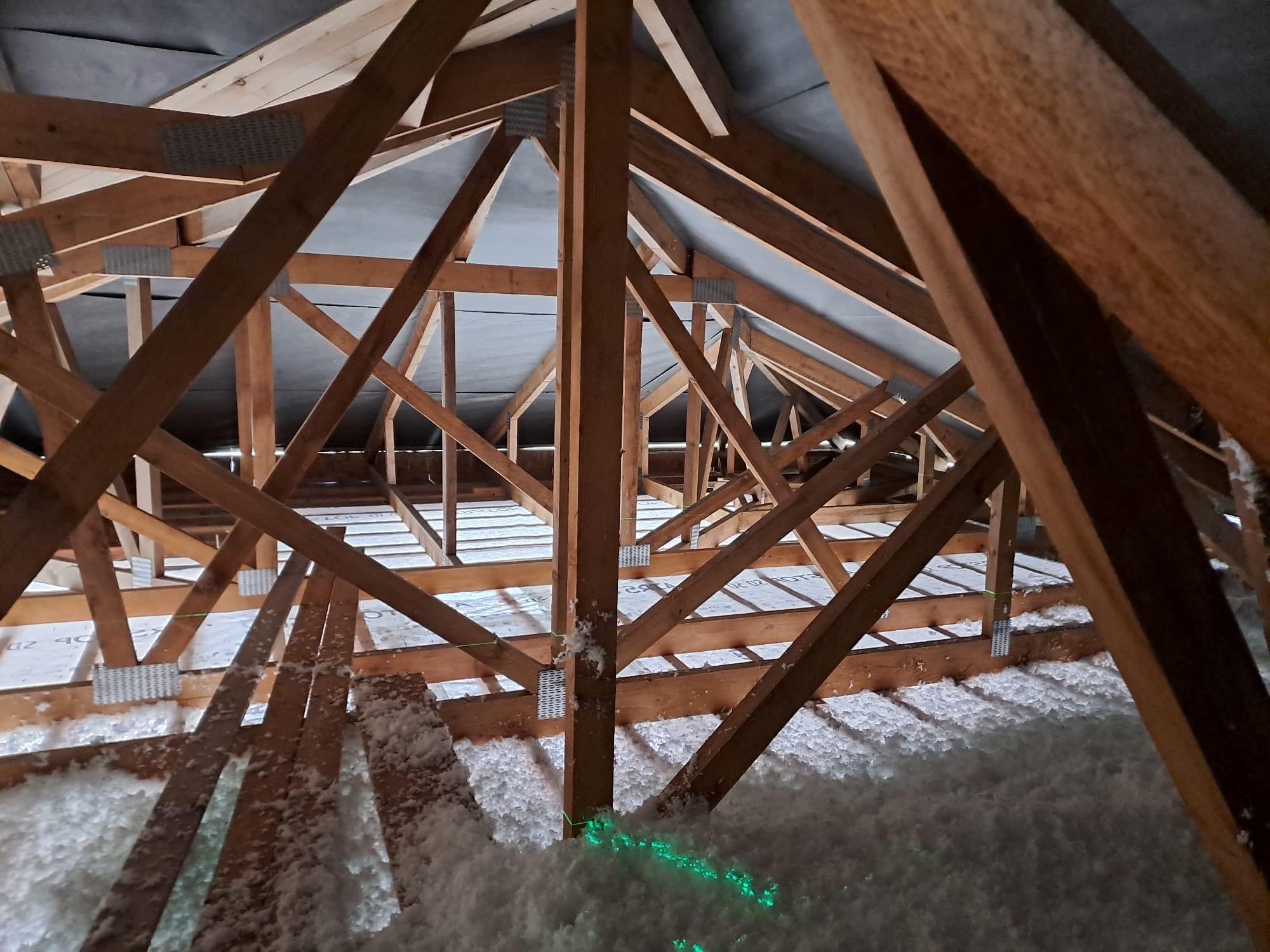 Zateplenie stropu domu fúkanou izoláciou Supafil loft