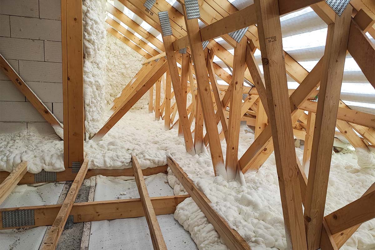 Zateplenie podkrovia domu striekanou penou Icynene 