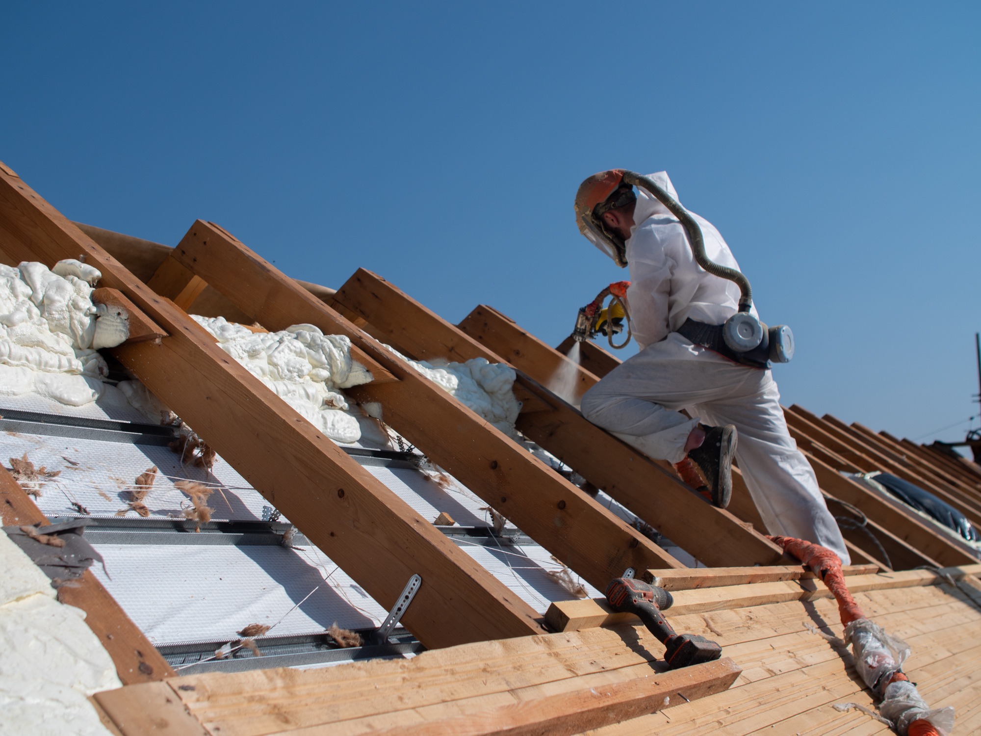 Špecialista z Axa Property aplikuje izoláciu. 