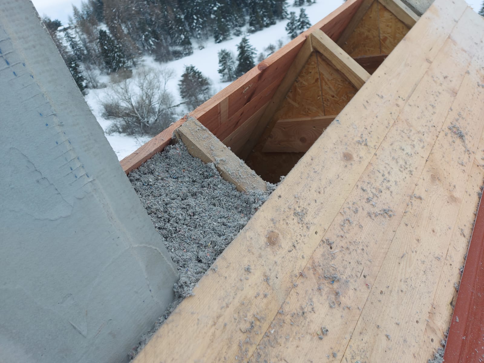 Pohľad na realizáciu zateplenia fúkanej izolácie v zime.