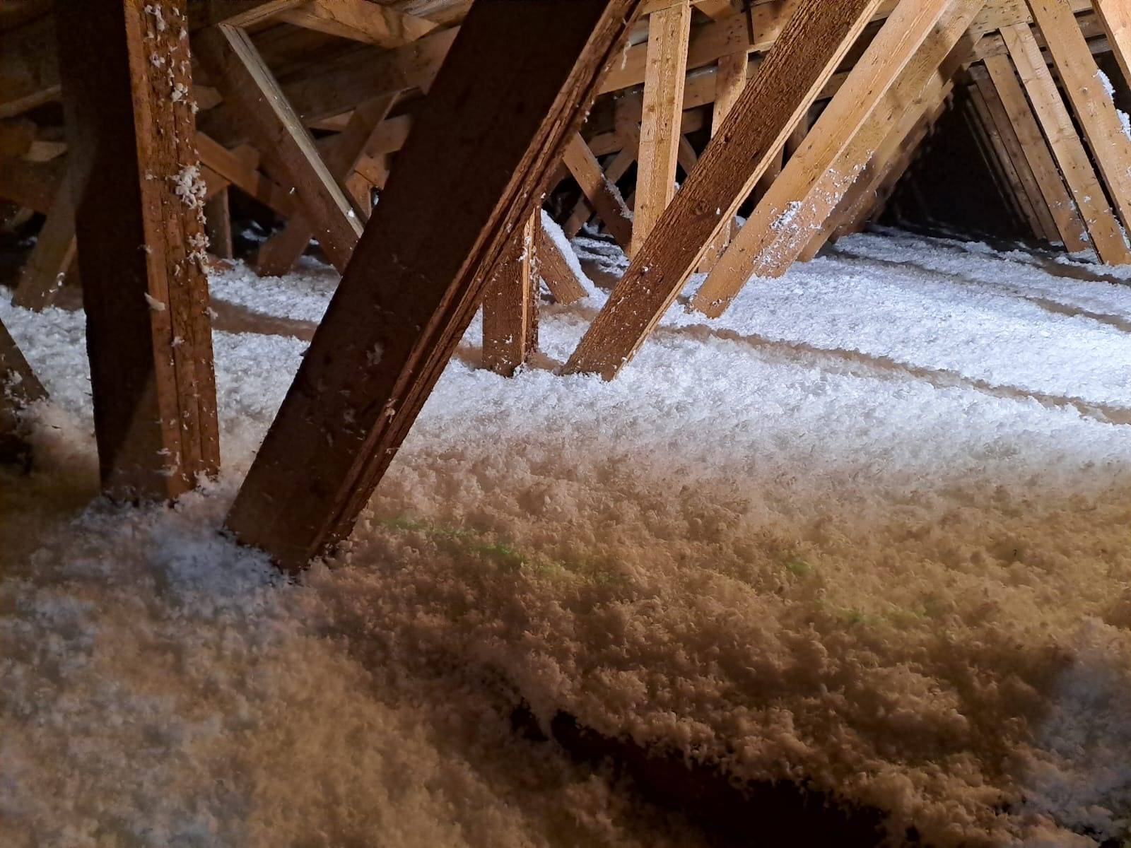 Zateplenie stropu fúkanou izoláciou Supafil Loft