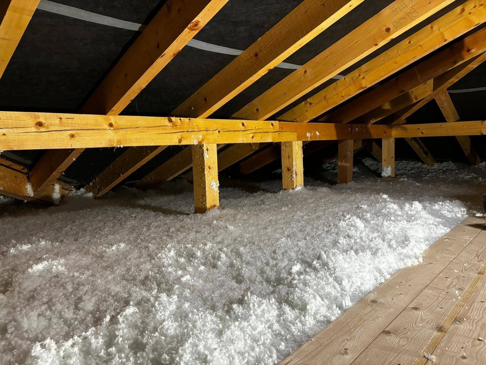 Strop po zateplení fúkanou izoláciou Supafil Loft
