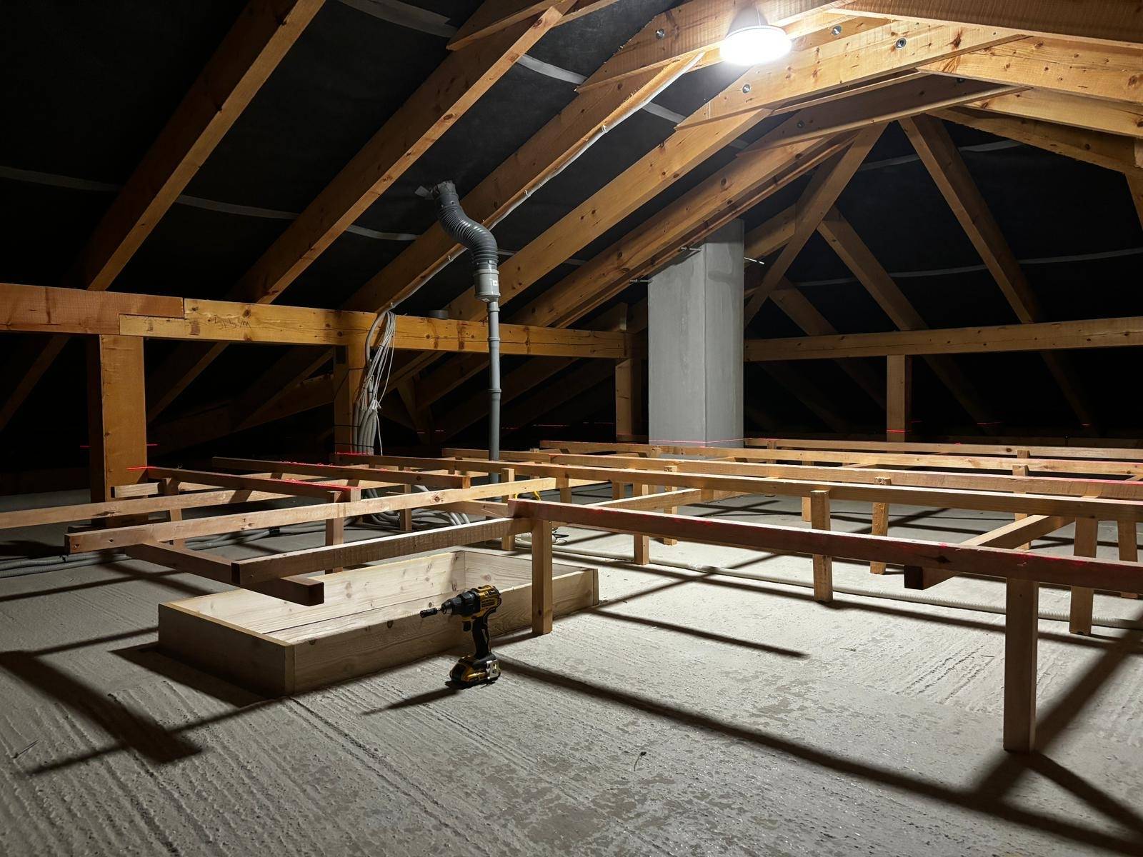 Strop pred zateplením s fúkanou izoláciou Supafil Loft